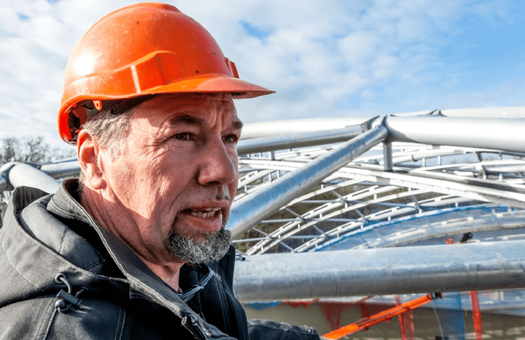 Man die kijkt naar een koepel